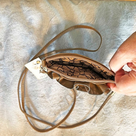 MINI PURSE, LEATHER, FLOWER SHAPE, TAUPE, ROUND, TOP ZIPPER, LONG STRAP, LINED, - Picture 3 of 3